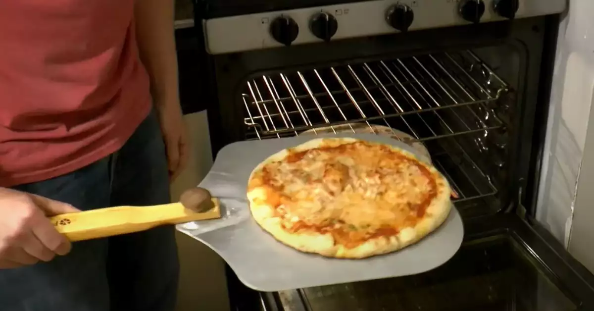 Why Use Semolina Flour on Pizza Peel